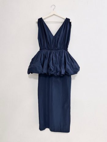 vista frontal del vestido ginebra en azul marino – dearroyo studio