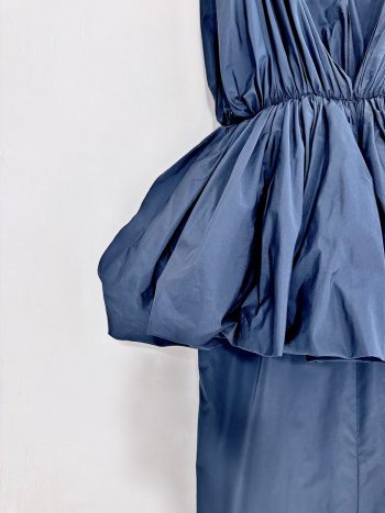 detalle del peplum del vestido ginebra en azul marino – dearroyo studio