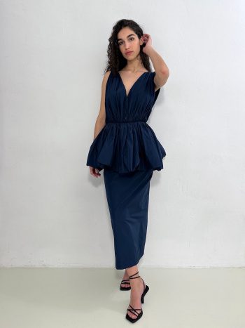 modelo con el vestido peplum ginebra en azul marino – dearroyo studio