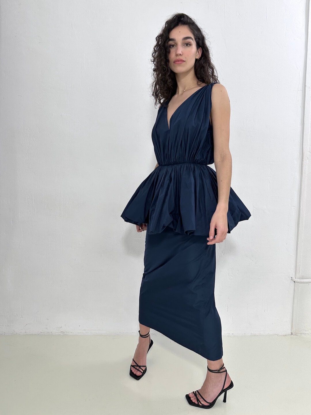 modelo con el vestido ginebra desde otro ángulo – dearroyo studio