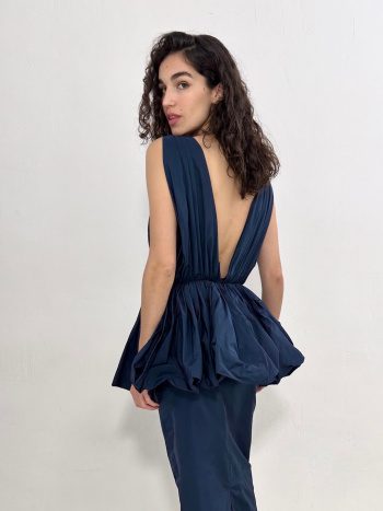 modelo de espaldas con el vestido peplum ginebra – dearroyo studio