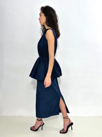 modelo de perfil con el vestido peplum ginebra – dearroyo studio