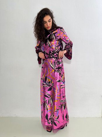 modelo con la falda badiola de lentejuelas púrpura – dearroyo studio