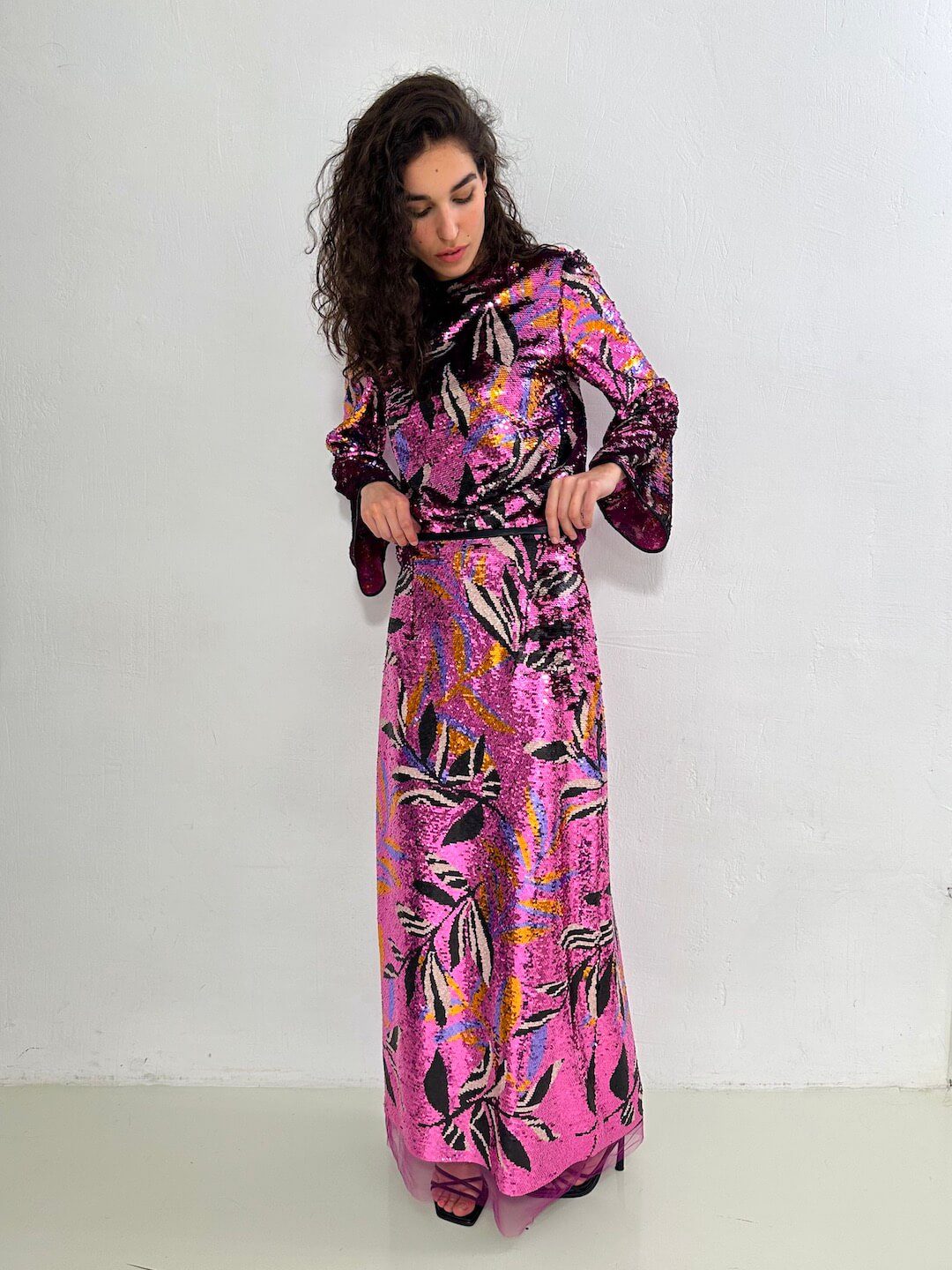 modelo con la falda badiola de lentejuelas púrpura – dearroyo studio