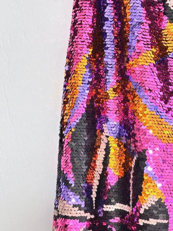 detalle del tejido en paillettes estampado de la falda badiola – dearroyo studio