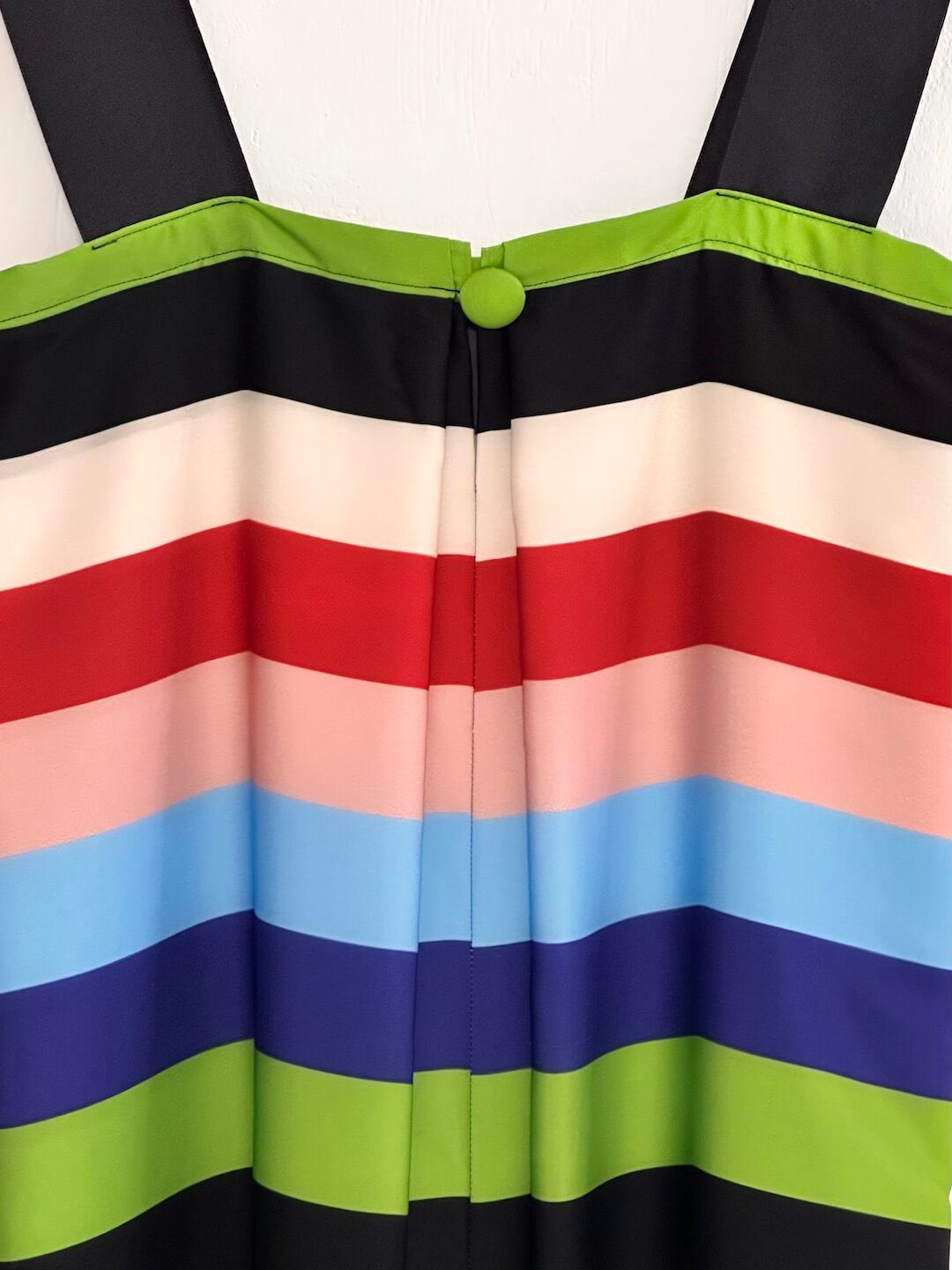 detalle del tejido de rayas anchas multicolor del vestido cadix – dearroyo studio