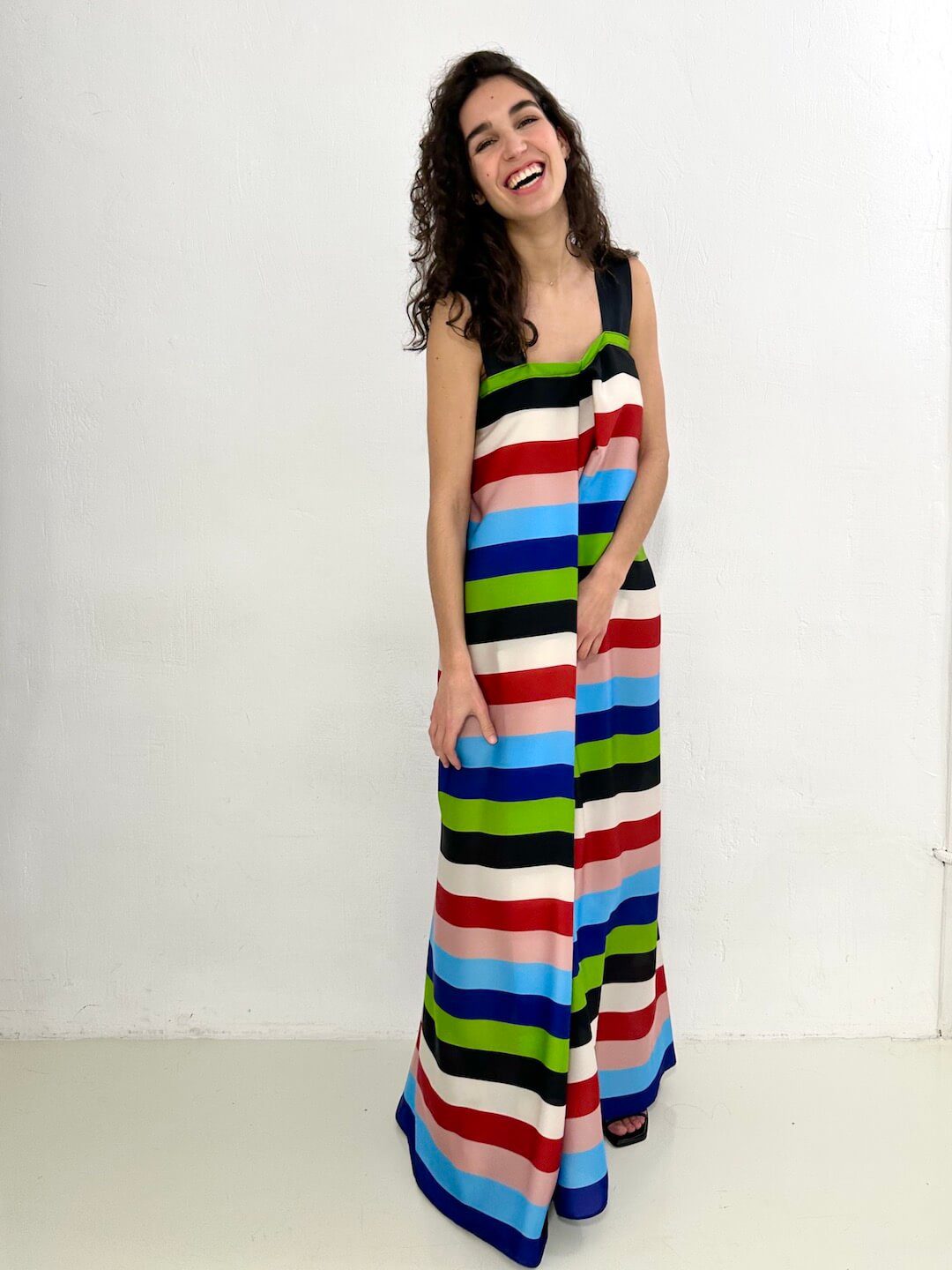 delantero de modelo con el vestido largo cadix de rayas – dearroyo studio