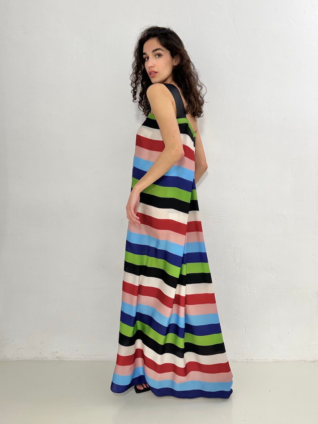 modelo de perfil con el vestido largo cadix – dearroyo studio