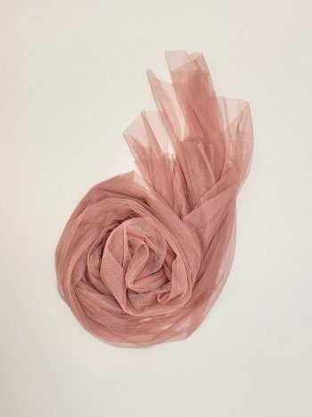 vista detalle del tejido de tul rosa nude del foulard MONACO -dearroyo studio