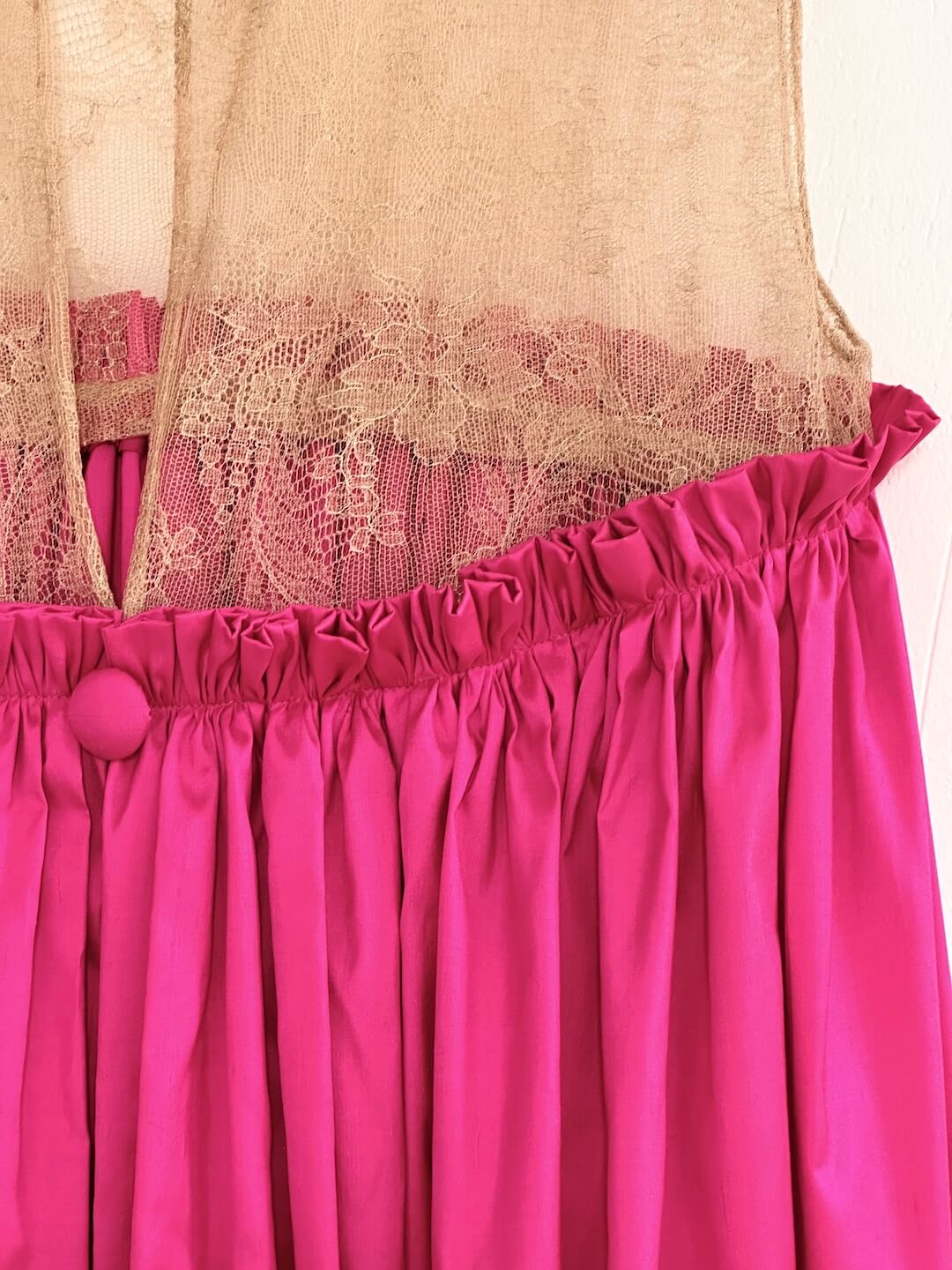 detalle del encaje efecto piel en la espalda del vestido LIMON – dearroyo studio