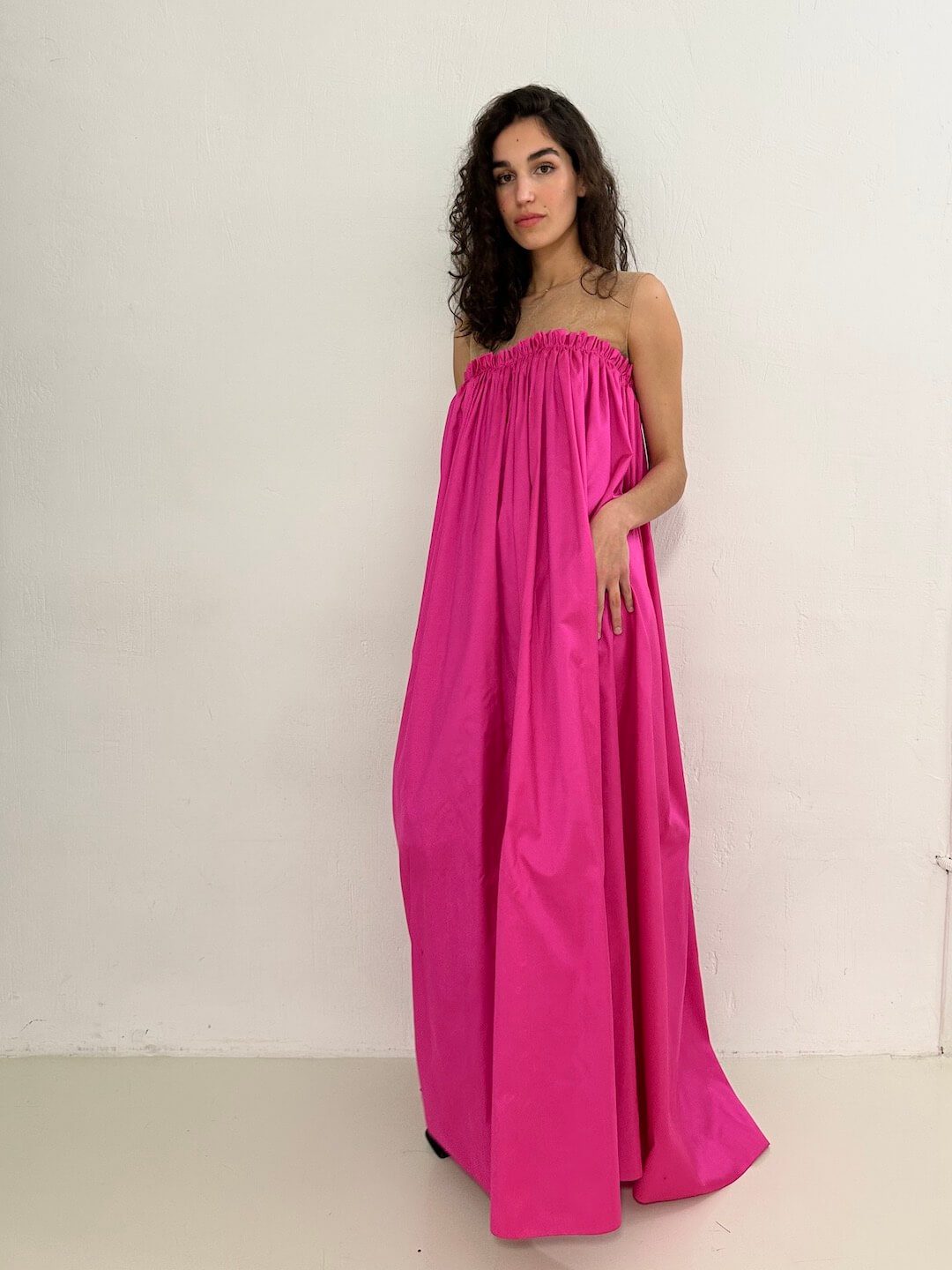 modelo de frente con el vestido largo limon en fucsia – dearroyo studio