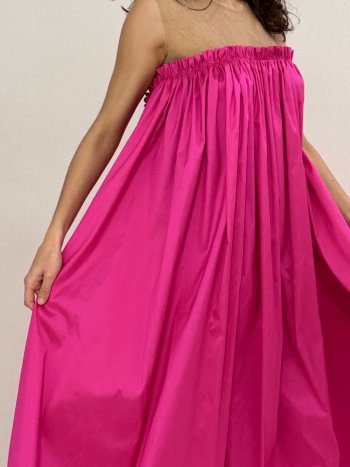 detalle de la falda fruncida del vestido limón sobre modelo – dearroyo studio