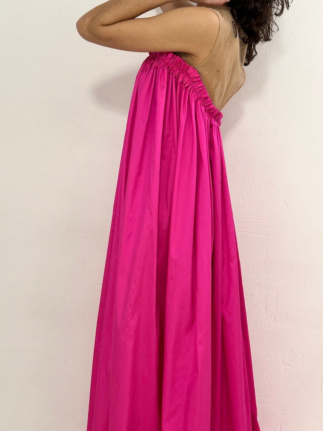 vista lateral del vestido limón con encaje efecto piel – dearroyo studio