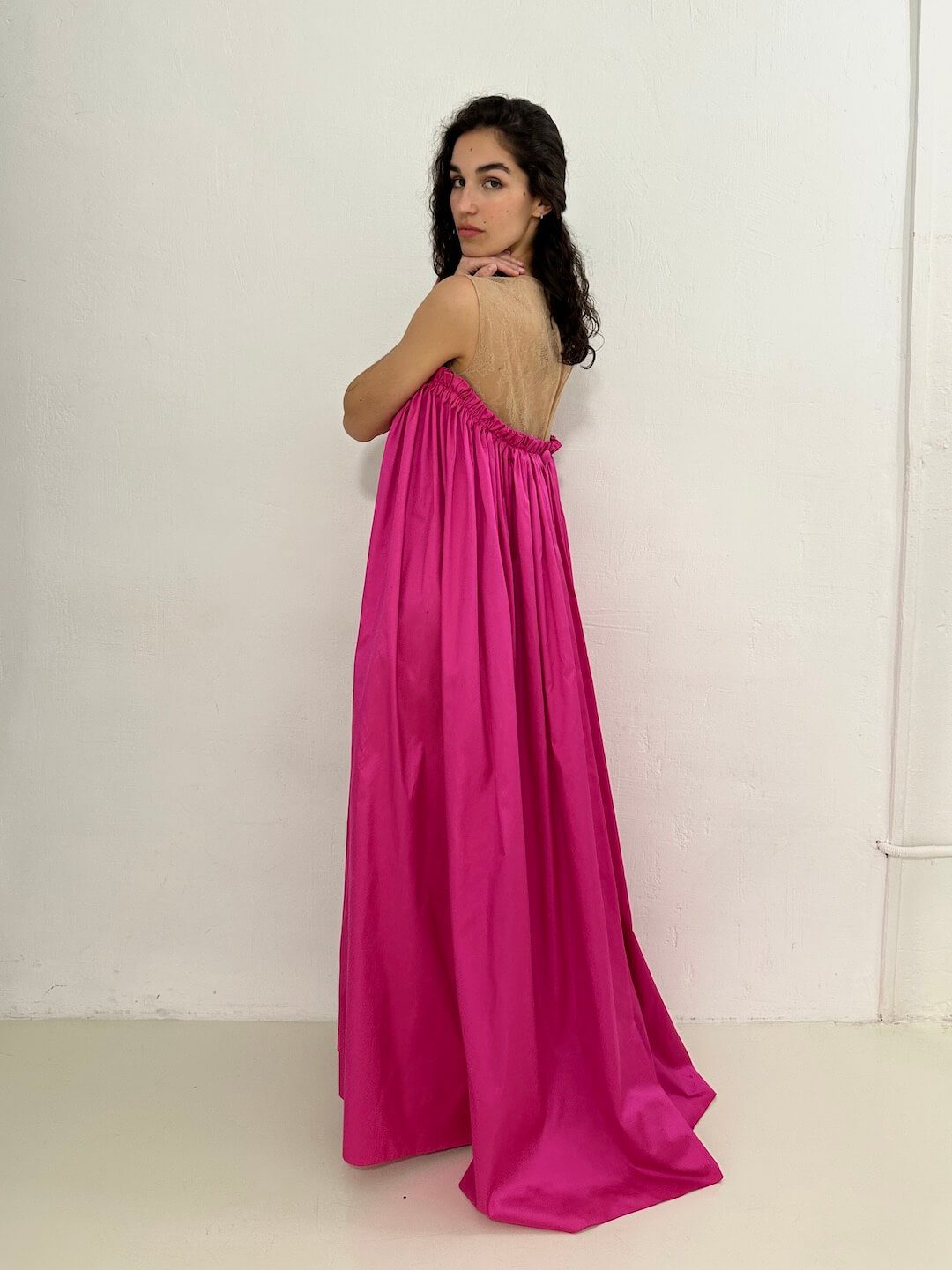 modelo de espaldas girada con el vestido largo limon – dearroyo studio