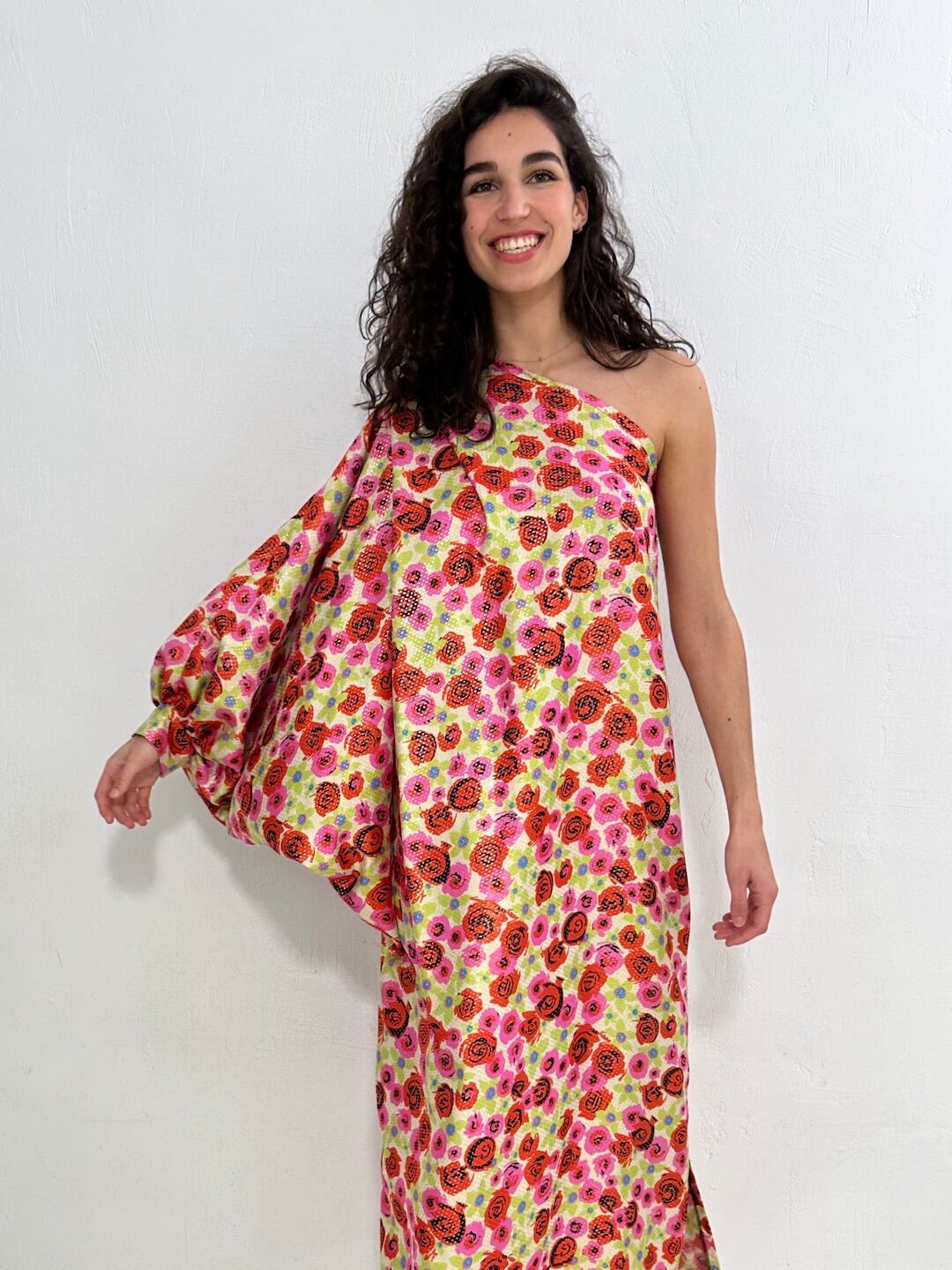 modelo de frente con el vestido marla -dearroyo studio