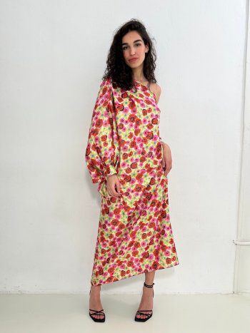 delantero en modelo del vestido MARLA – caída de la manga y escote