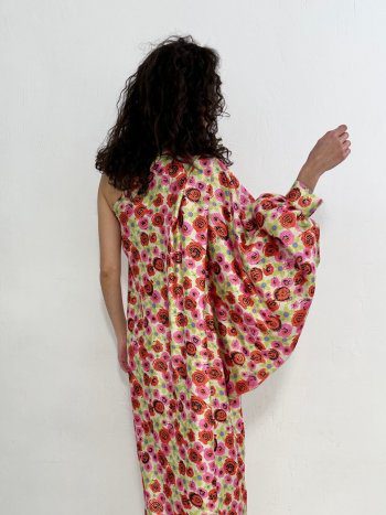 Modelo MARLA – vista de espalda y lateral del vestido asimétrico