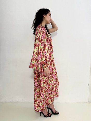 Modelo MARLA – perfil vestido largo midi en seda estampada lúrex