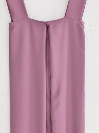 vista en percha del detalle de la espalda y botón decorativo en vestido nacala -dearroyo studio