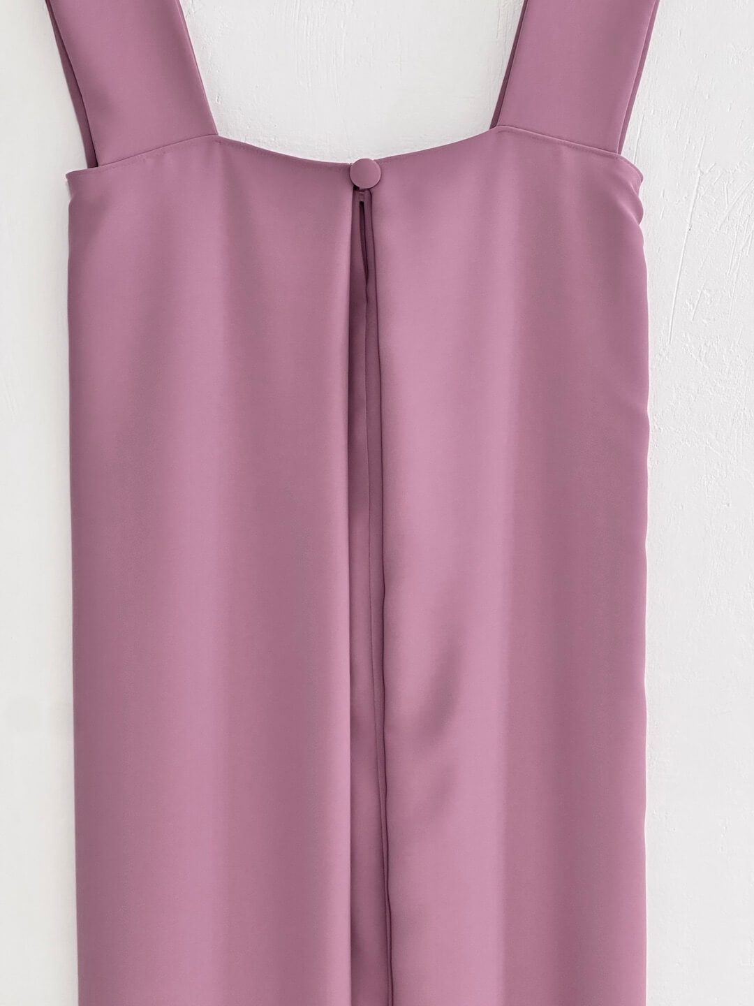 vista en percha del detalle de la espalda y botón decorativo en vestido nacala -dearroyo studio