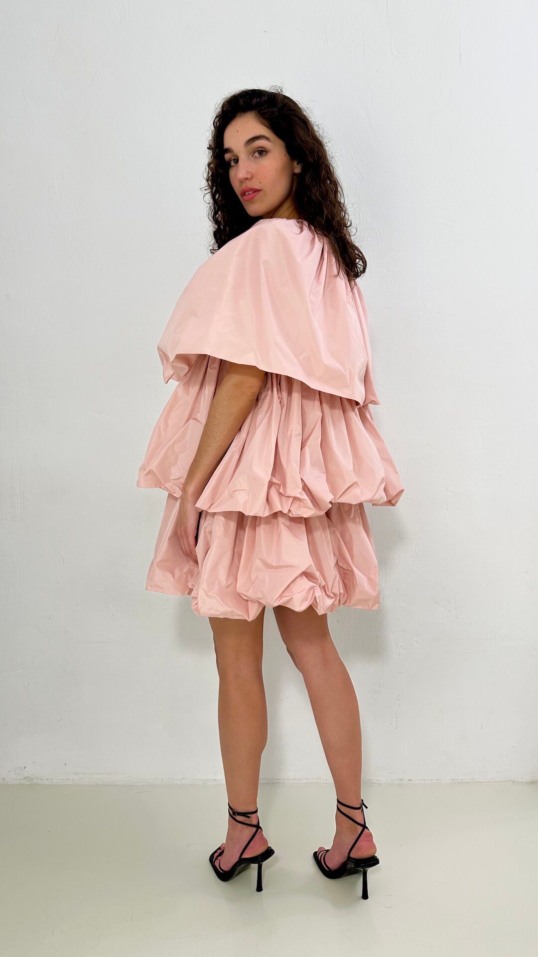 capas en perfil de modelo con vestido oaxaca -dearroyo studio