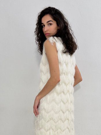 plano de cerca de la modelo con el vestido paris -dearroyo studio