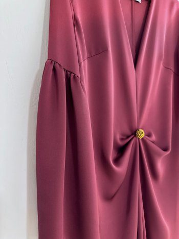 detalle de la manga fluida y amplia del vestido sahara – dearroyo studio