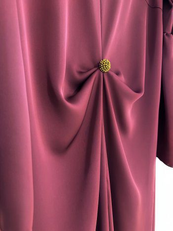 detalle de los pliegues en el talle del vestido sahara – dearroyo studio