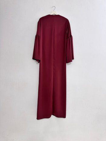 espalda del vestido sahara en percha, mostrando su caída – dearroyo studio