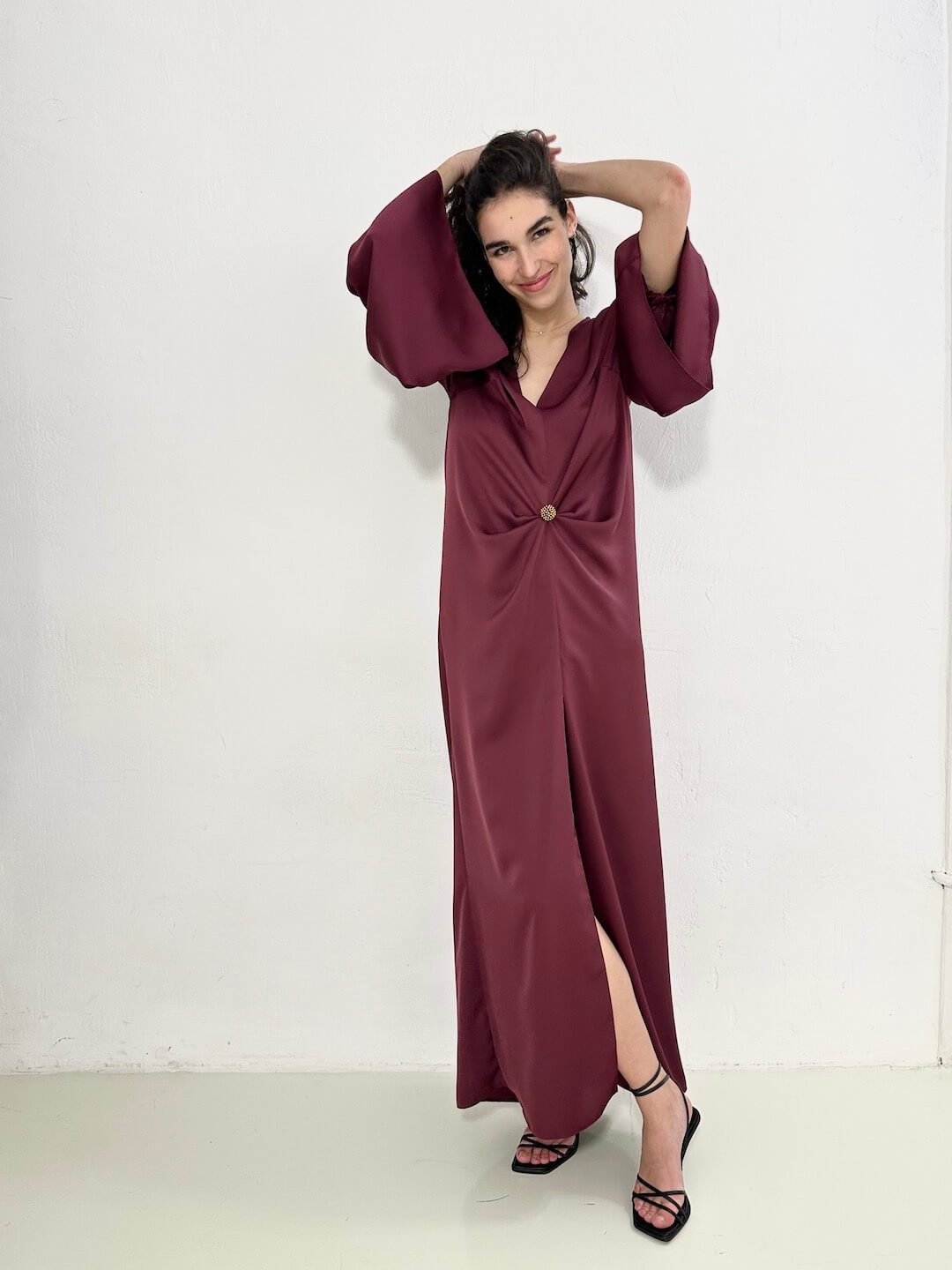 modelo en movimiento con el vestido sahara – dearroyo studio