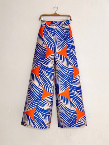 pantalón palazzo corte recto con estampado geométrico en azul, naranja y crudo. Diseño de talle alto con pinzas marcadas y pernera amplia – dearroyo studio