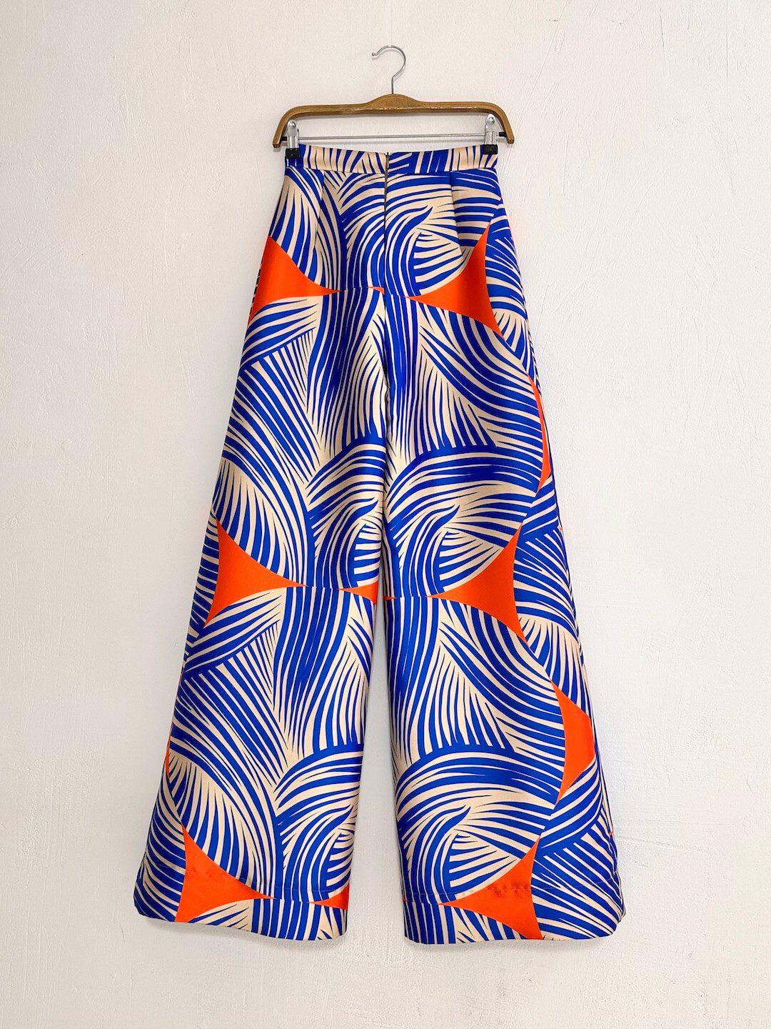pantalón palazzo corte recto con estampado geométrico en azul, naranja y crudo. Diseño de talle alto con pinzas marcadas y pernera amplia – dearroyo studio