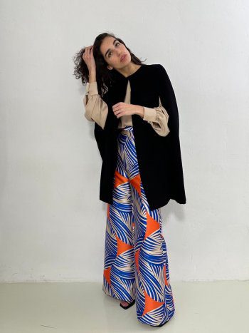 vista delantera en modelo de capa corta negra con caída fluida y corte clásico. Combinada con blusa OREGON y pantalón NAGANO – dearroyo studio