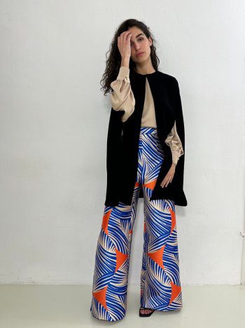 vista delantera en modelo de capa corta negra combinada con blusa OREGON y pantalón NAGANO – dearroyo studio