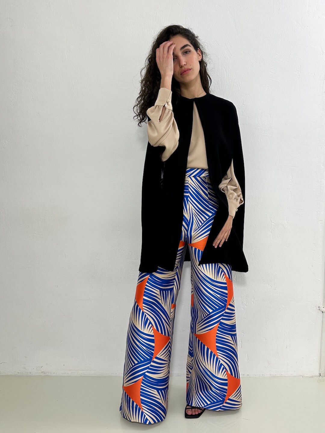 vista delantera en modelo de capa corta negra combinada con blusa OREGON y pantalón NAGANO – dearroyo studio