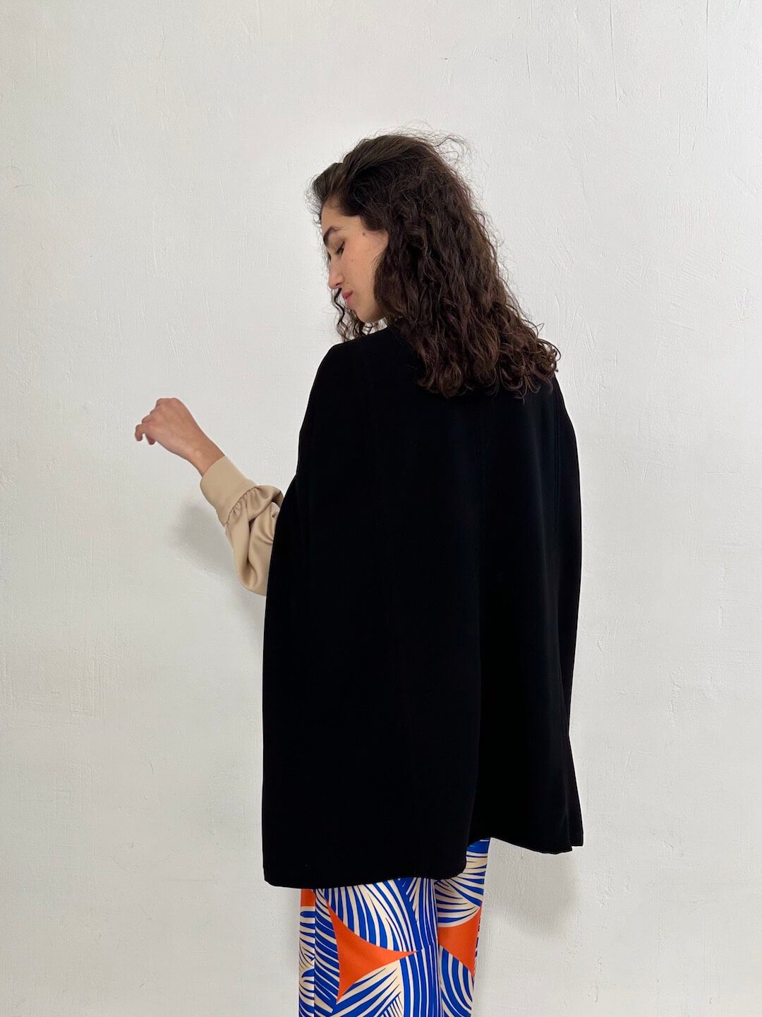 vista de espaldas de la capa negra SENA en modelo -dearroyo studio