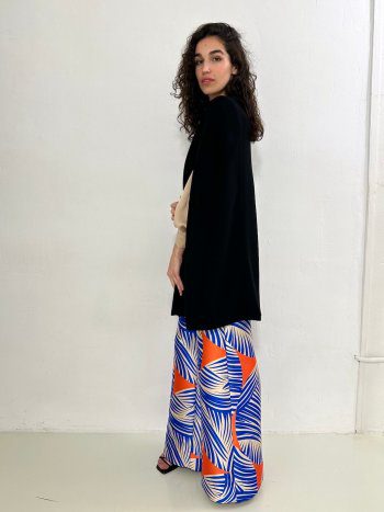 vista lateral de la capa SENA en modelo sobre pantalón nagano y blusa oregon -dearroyo studio