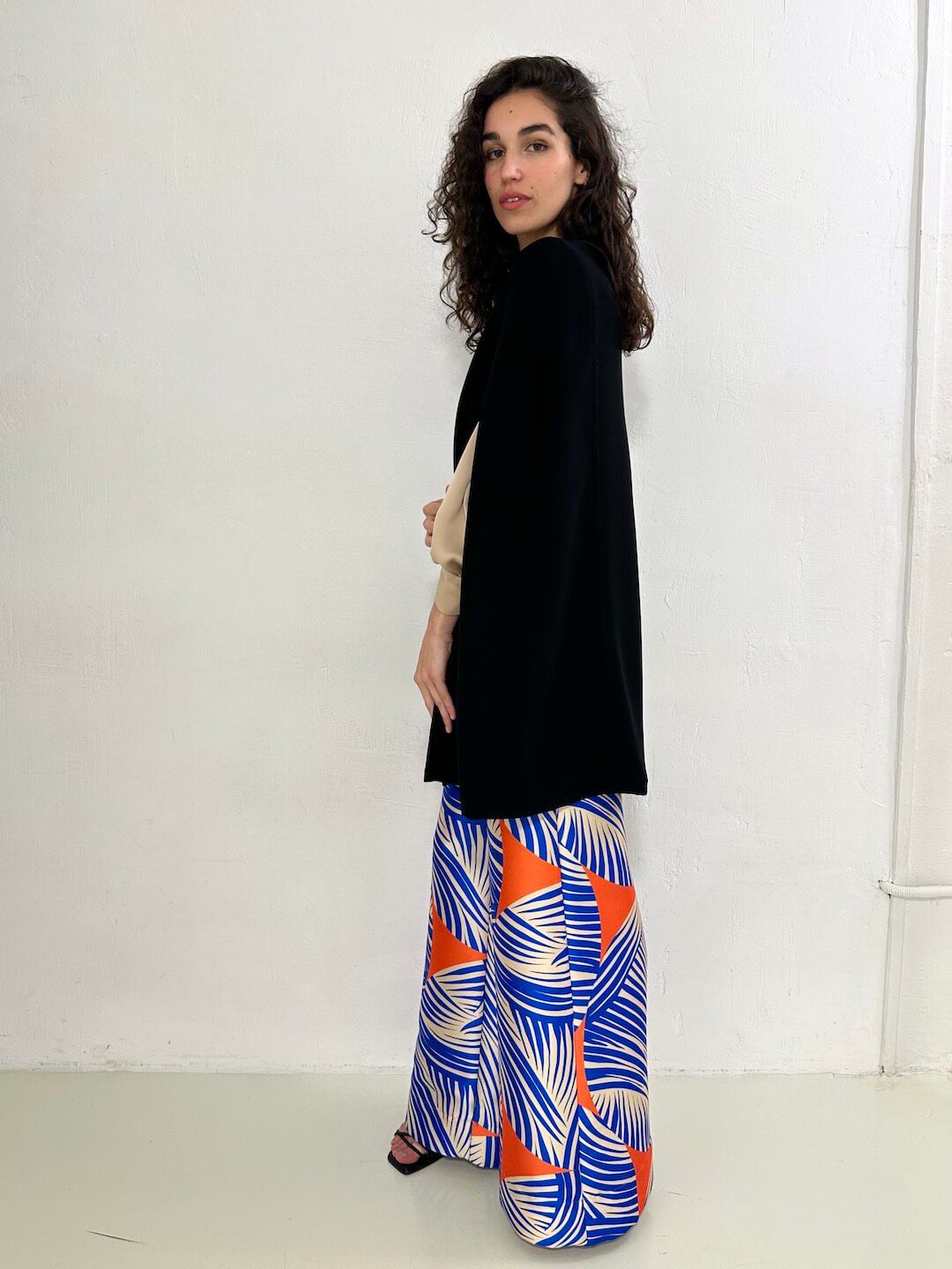 vista lateral de la capa SENA en modelo sobre pantalón nagano y blusa oregon -dearroyo studio