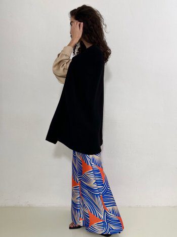 vista lateral de la capa SENA en modelo sobre pantalón nagano y blusa oregon -dearroyo studio