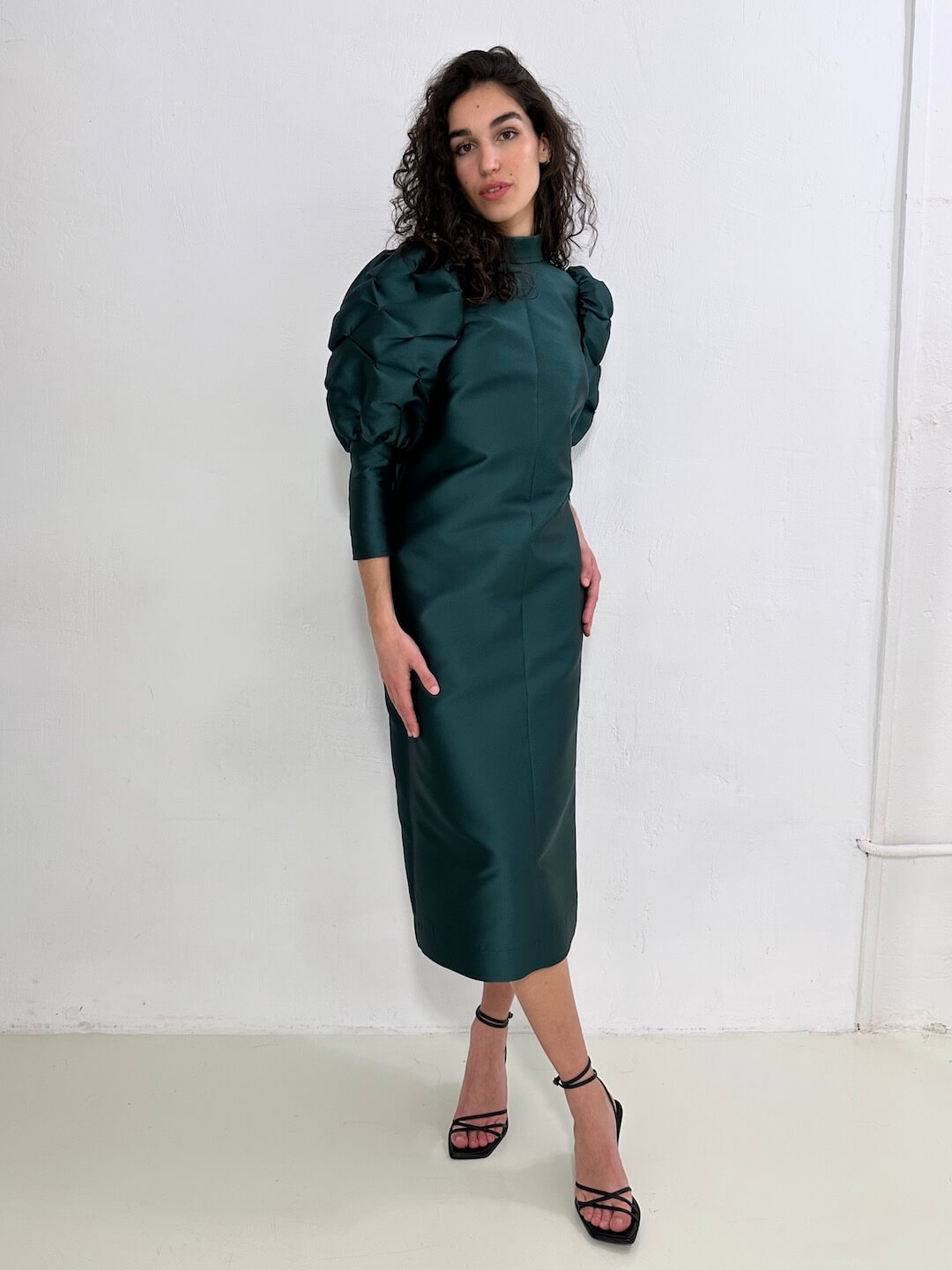 Vestido midi en mikado verde con mangas abullonadas – dearroyo studio