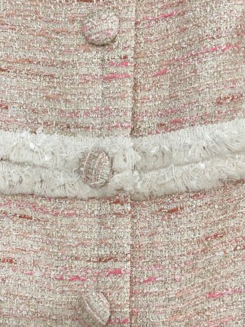 detalle de botón con desflecado en delantero -dearroyo studio