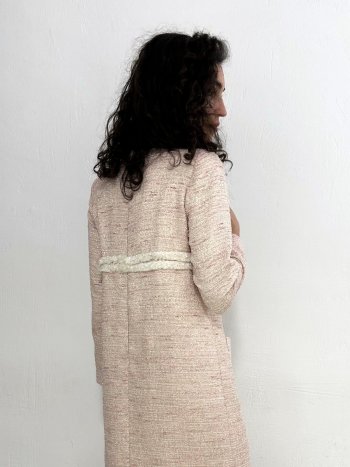 modelo vista de espalda con detalle desflecados -dearroyo studio