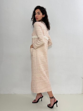 modelo girada con mano en bolsillo -dearroyo studio