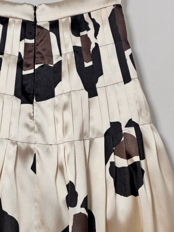 vista del cierre cremallera en falda niza en percha -dearroyo studio