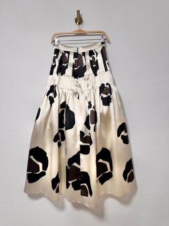 espalda de falda niza colgada en percha -dearroyo studio