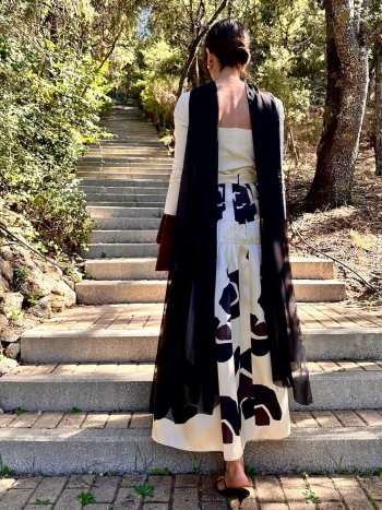 falda niza con estampado en mikado vista desde la espalda -dearroyo studio