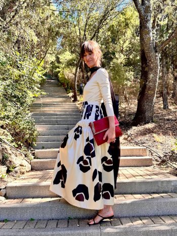 falda niza en modelo con talle de pliegues y estampado -dearroyo studio