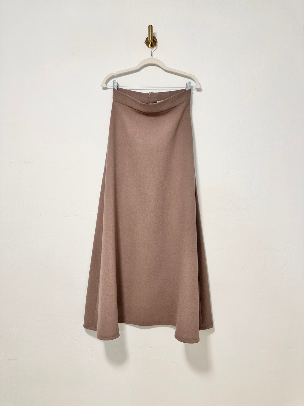 falda baree en crepe doble lana virgen color topo con forma nesgada – dearroyo studio