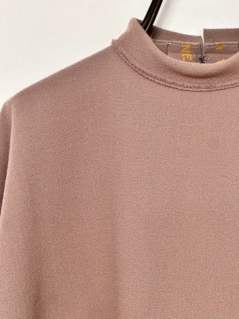 detalle en percha de jersey baree color topo -dearroyo studio