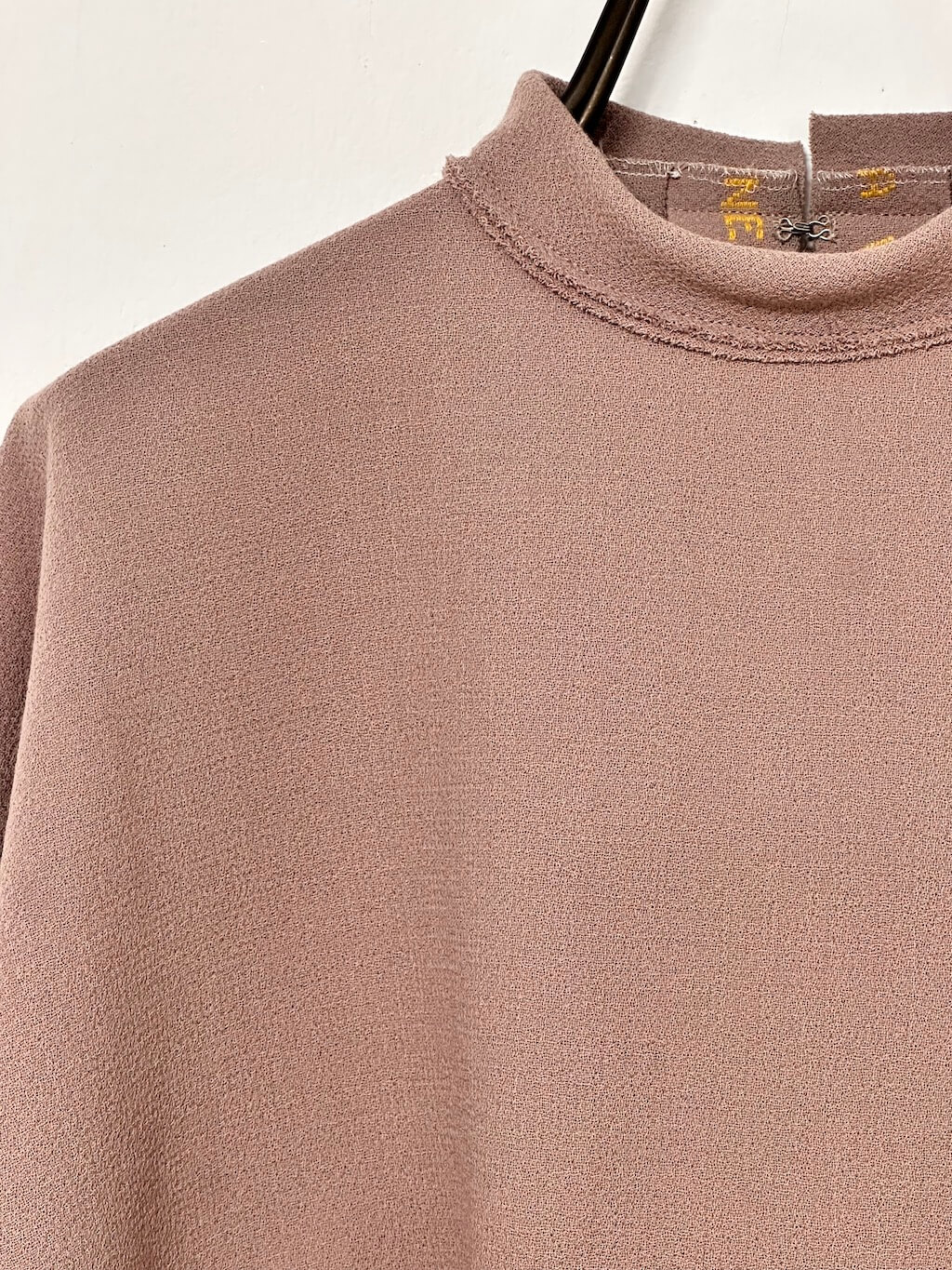 detalle en percha de jersey baree color topo -dearroyo studio